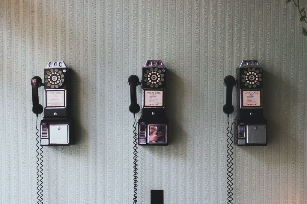 Tres teléfonos antiguos en una pared